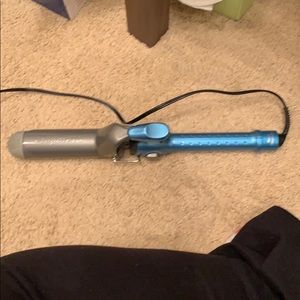 Babybliss 1.5 inch curling iron. Only used 1 time